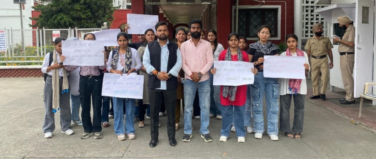 कुरुक्षेत्र। कुवि कुलपति कार्यालय के सामने धरना देती छात्राएं।  स्वयं