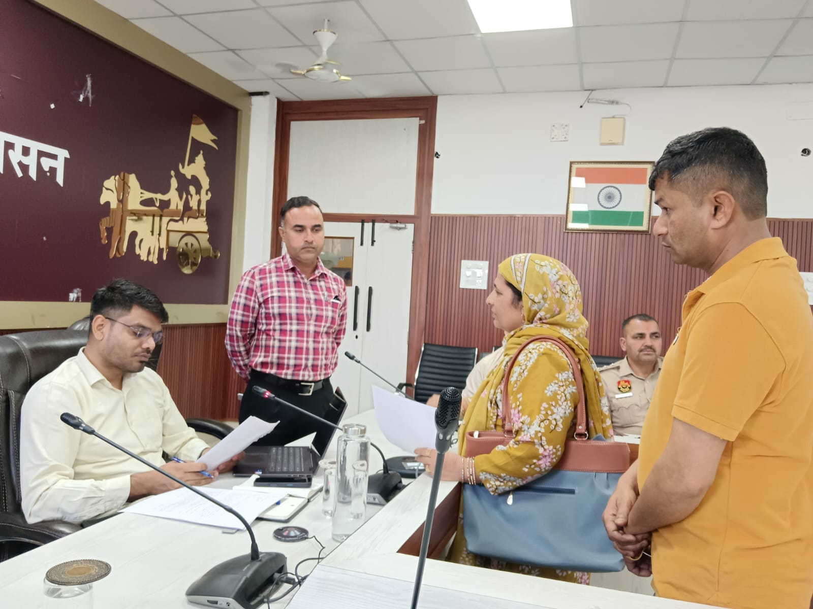 कुरुक्षेत्र। समाधान शिविर में अधिकरियों के समक्ष अपनी समस्या रखते आमजन।