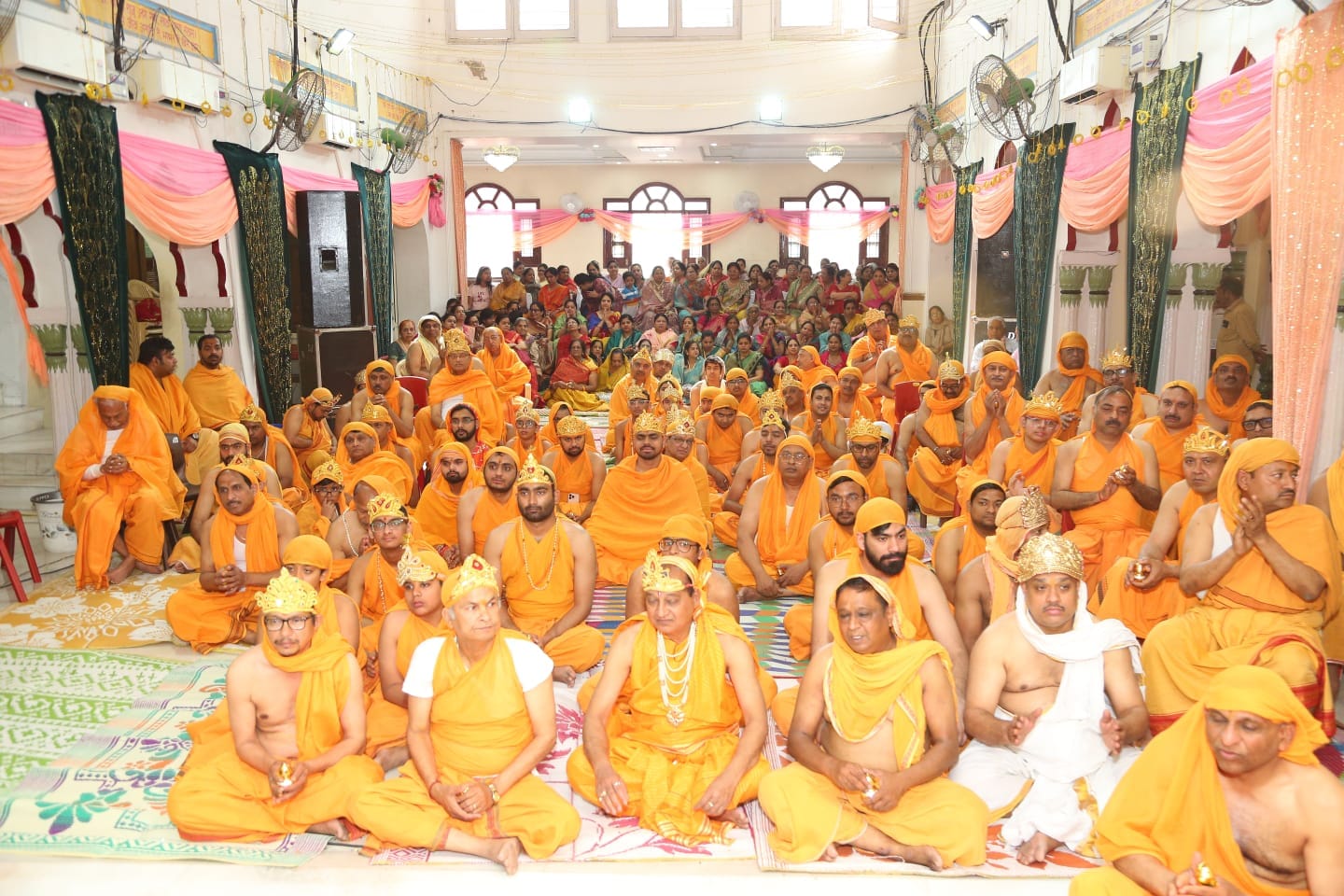 कार्यक्रम में भक्तरस में झूमते लोग। प्रवक्ता कार्यक्रम में भक्तरस में झूमते लोग। प्रवक्ता