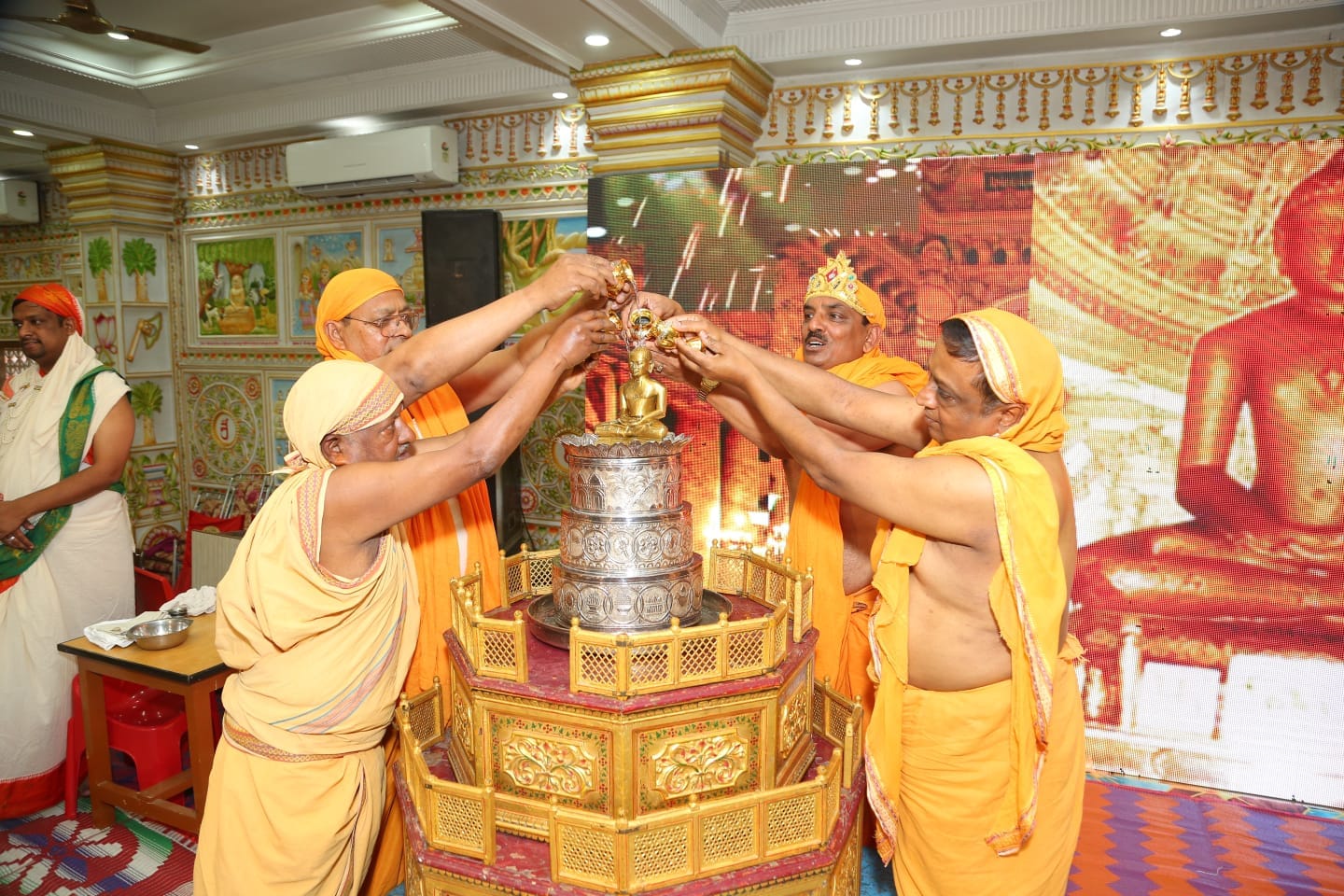 कार्यक्रम में भक्तरस में झूमते लोग। प्रवक्ता कार्यक्रम में भक्तरस में झूमते लोग। प्रवक्ता