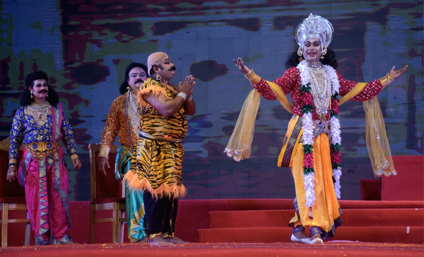 कृष्णलीला में कृष्ण घटोतकक्ष संवाद के दृश्य