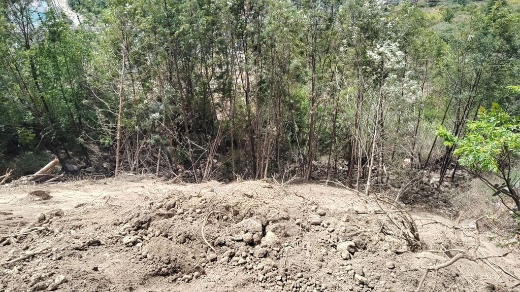  कोटला में नियमों को धत्ता बता पौधरोपण क्षेत्र में फेंका मलबा। संवाद 