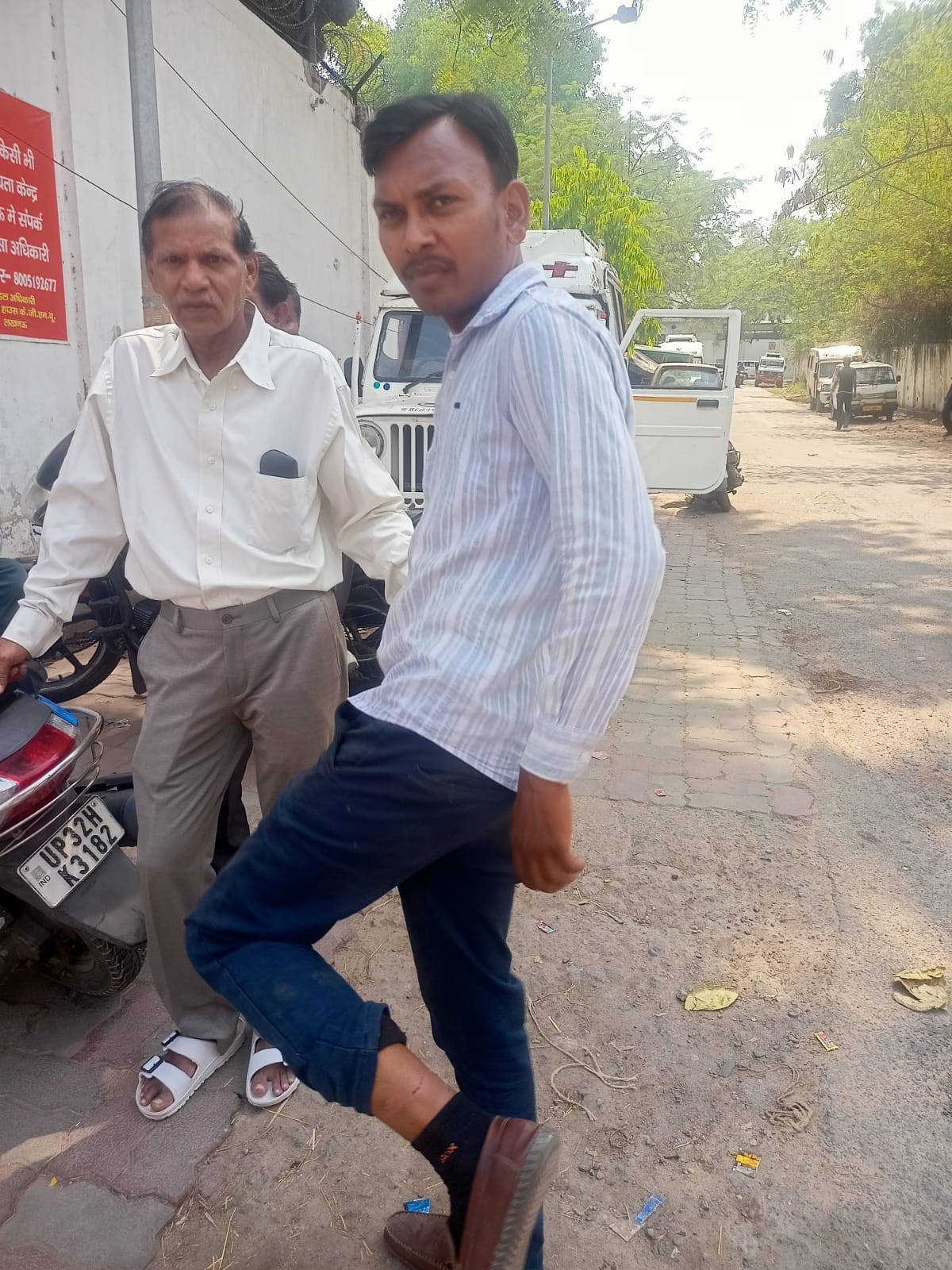 कुत्ते के हमले में जख्मी लोग और कुत्तों को पकड़ने पहुंची टीम। कुत्ते के हमले में जख्मी लोग और कुत्तों को पकड़ने पहुंची टीम।