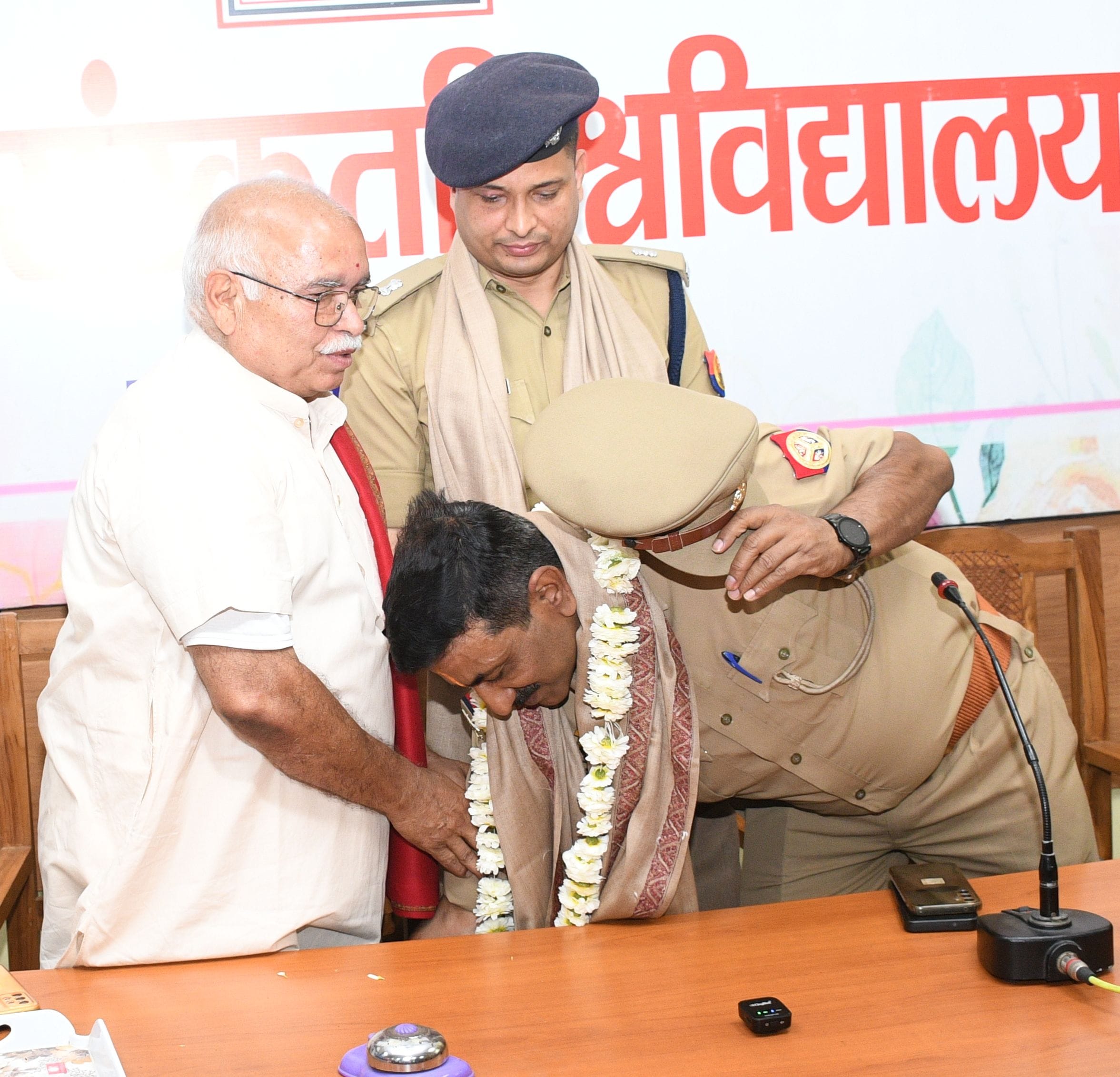 केंद्रीय संस्कृत विवि में सोमवार को पुलिस की पाठशाला लगी।