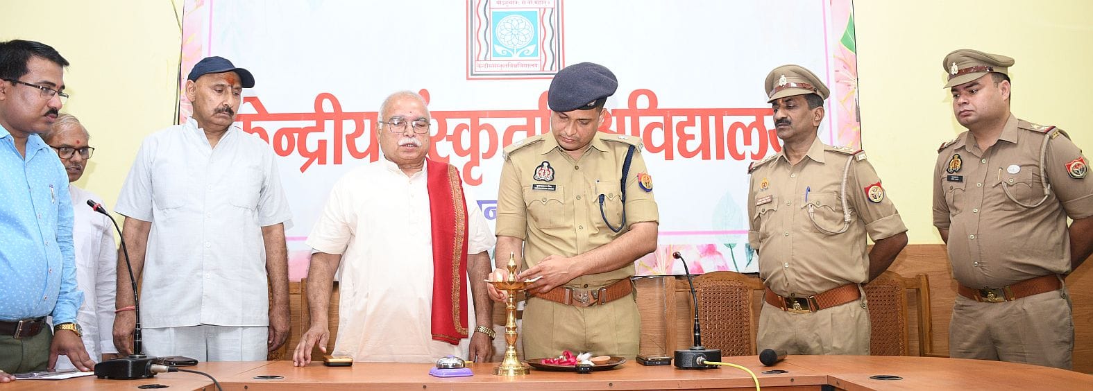 केंद्रीय संस्कृत विवि में सोमवार को पुलिस की पाठशाला लगी।