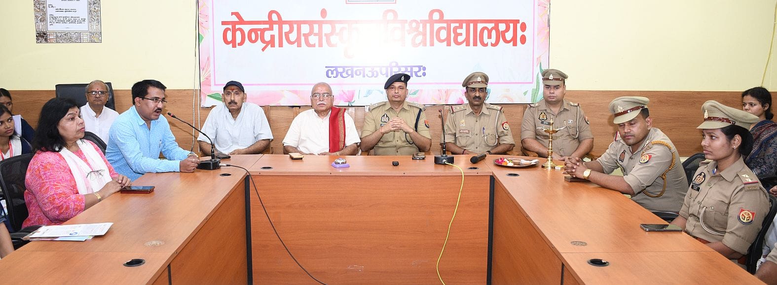 केंद्रीय संस्कृत विवि में सोमवार को पुलिस की पाठशाला लगी।