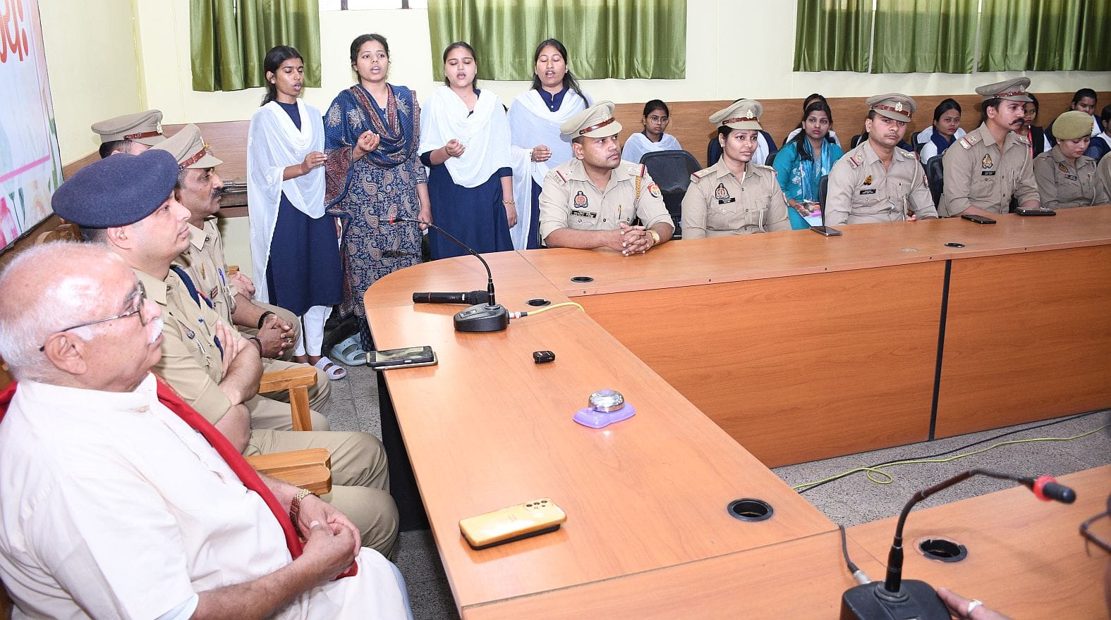 केंद्रीय संस्कृत विवि में सोमवार को पुलिस की पाठशाला लगी।