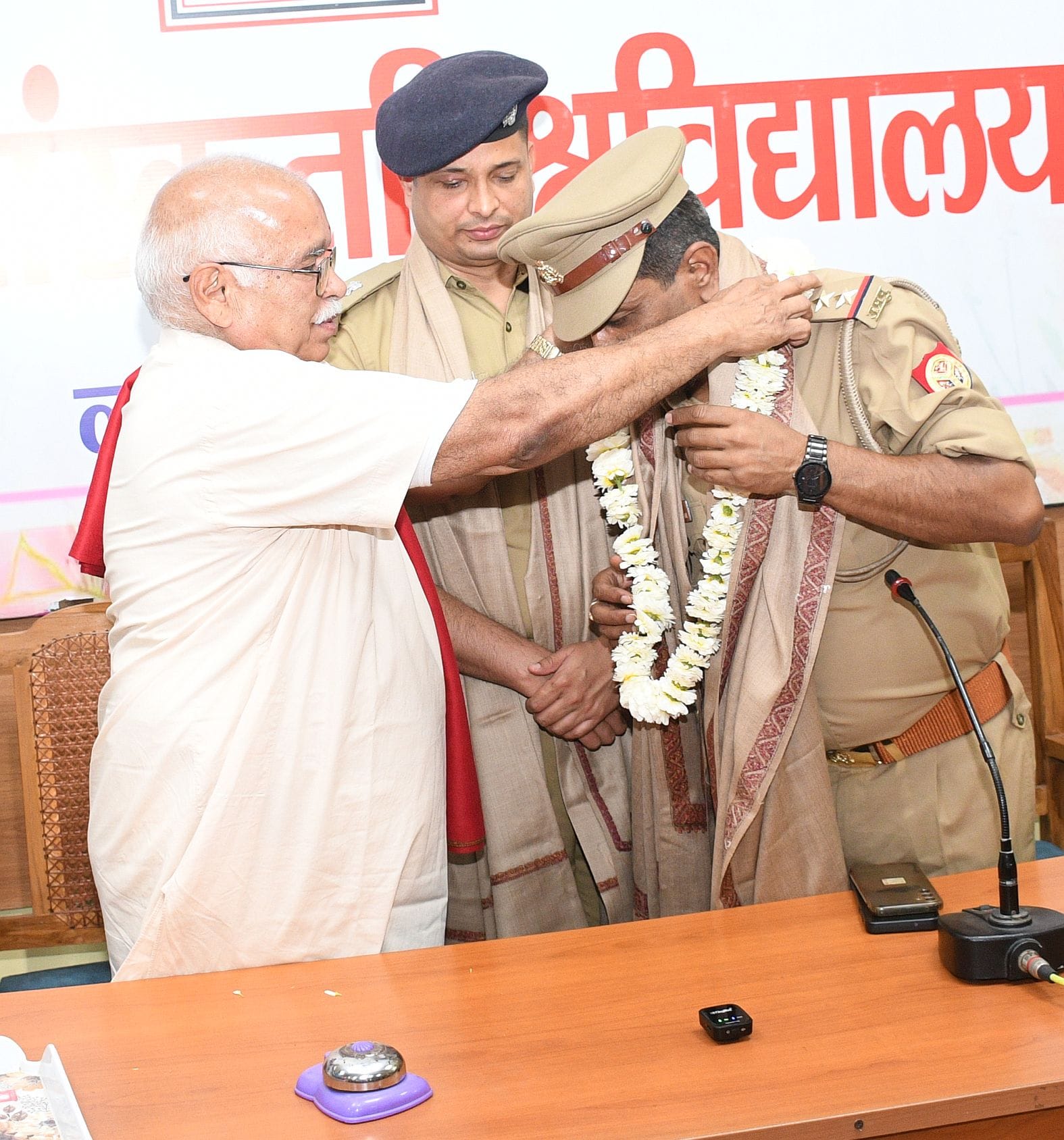 केंद्रीय संस्कृत विवि में सोमवार को पुलिस की पाठशाला लगी।