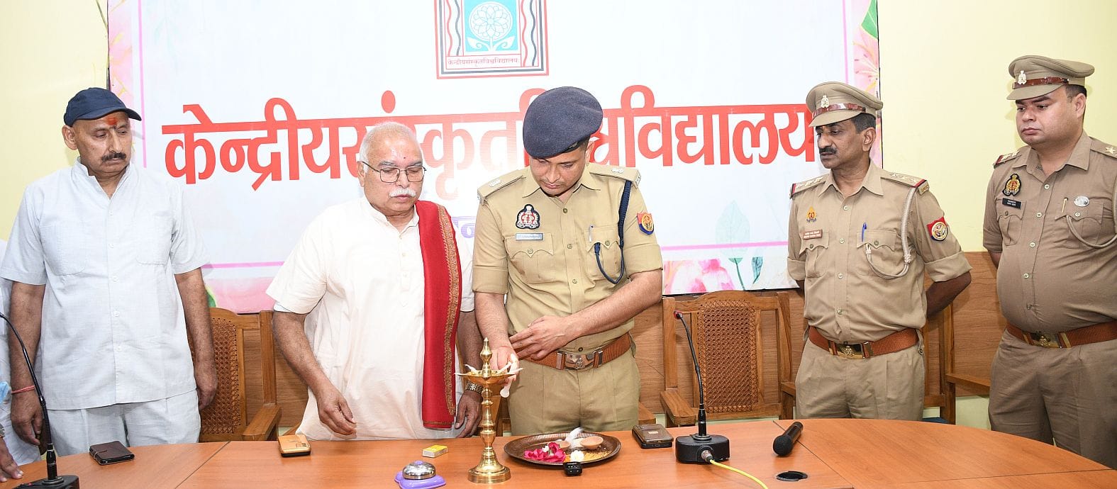 केंद्रीय संस्कृत विवि में सोमवार को पुलिस की पाठशाला लगी।