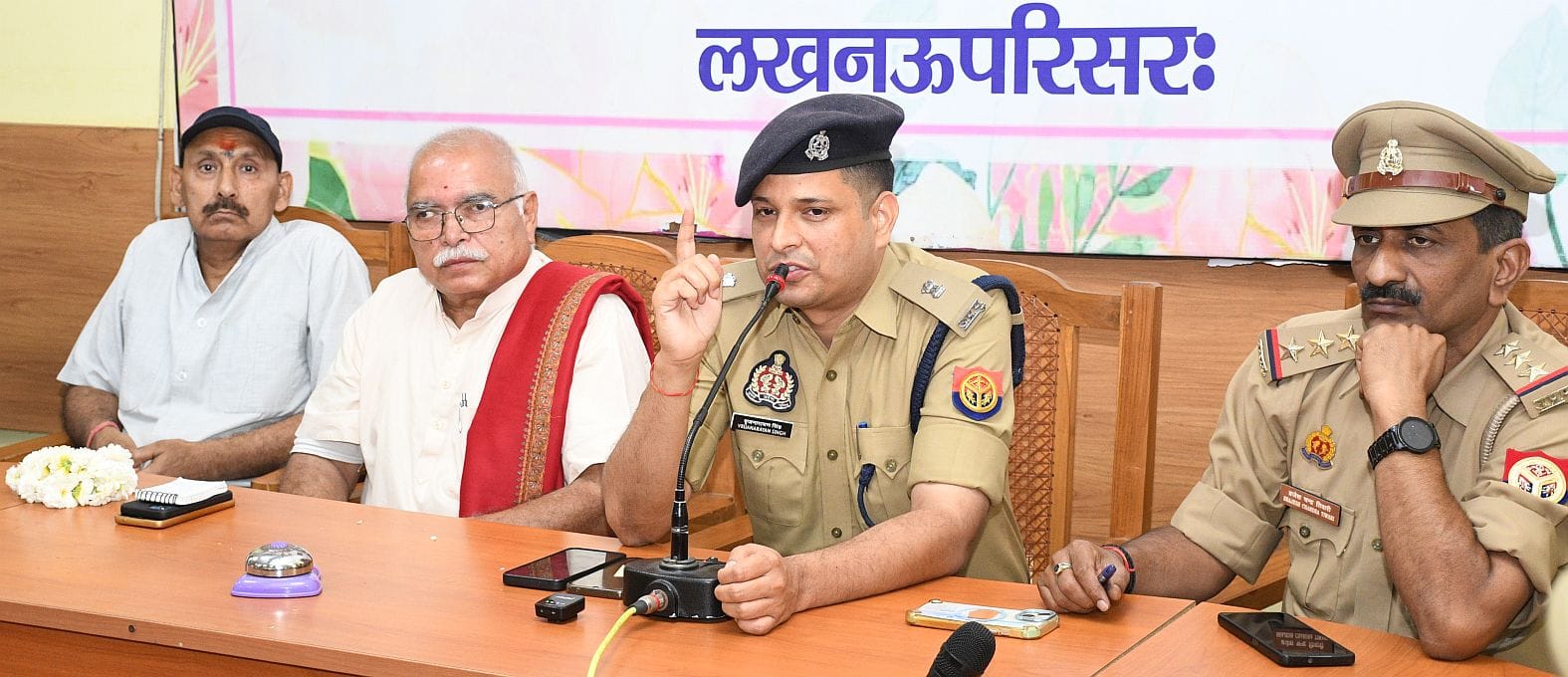 केंद्रीय संस्कृत विवि में सोमवार को पुलिस की पाठशाला लगी।