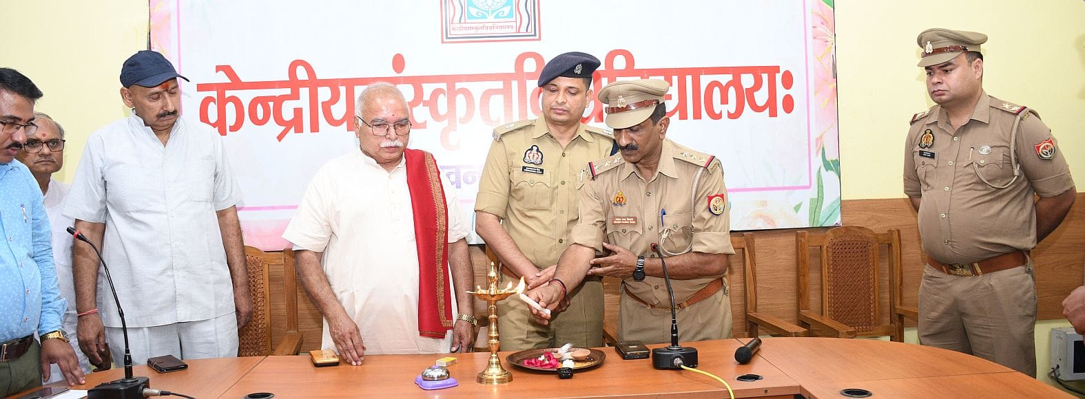 केंद्रीय संस्कृत विवि में सोमवार को पुलिस की पाठशाला लगी।