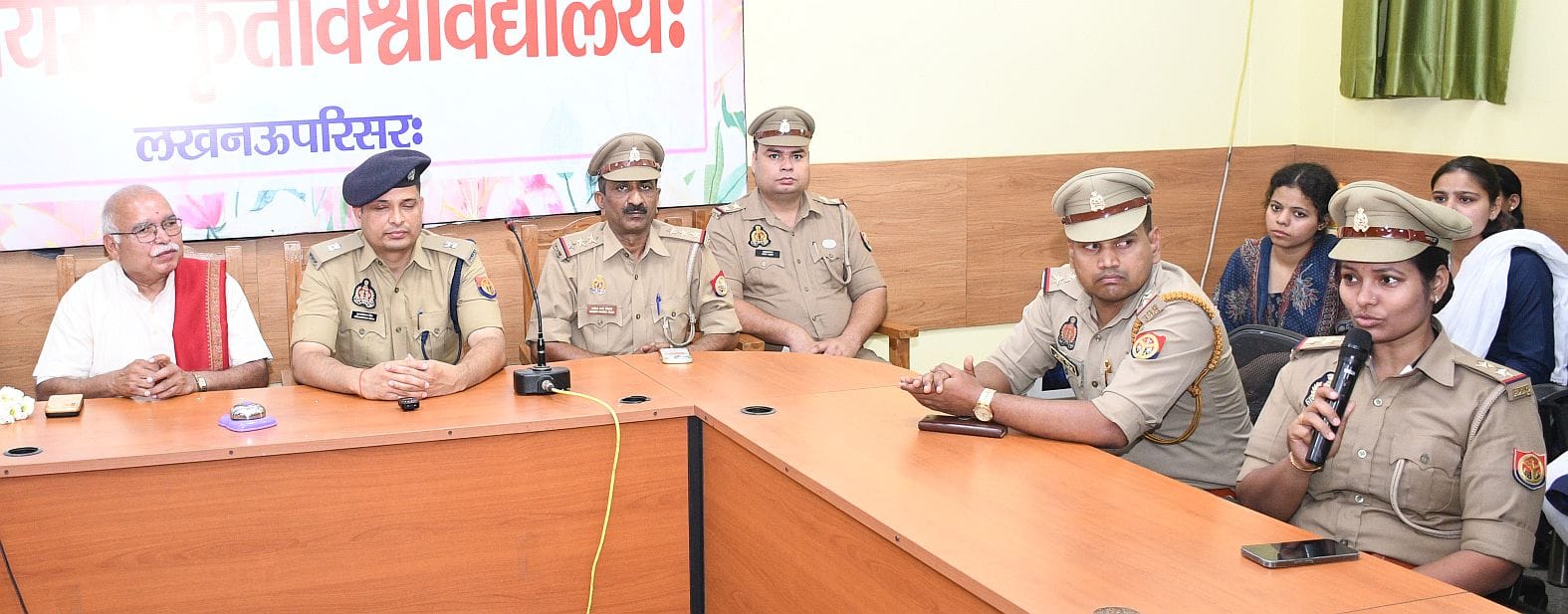 केंद्रीय संस्कृत विवि में सोमवार को पुलिस की पाठशाला लगी।