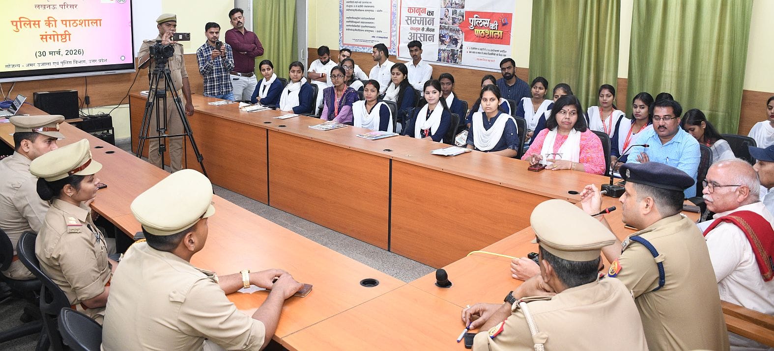 केंद्रीय संस्कृत विवि में सोमवार को पुलिस की पाठशाला लगी।