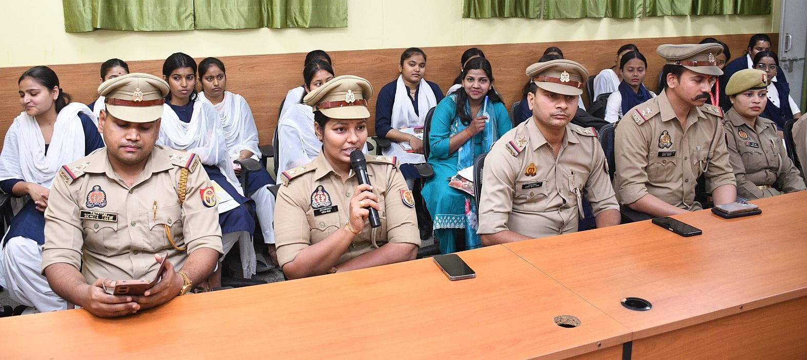 केंद्रीय संस्कृत विवि में सोमवार को पुलिस की पाठशाला लगी।