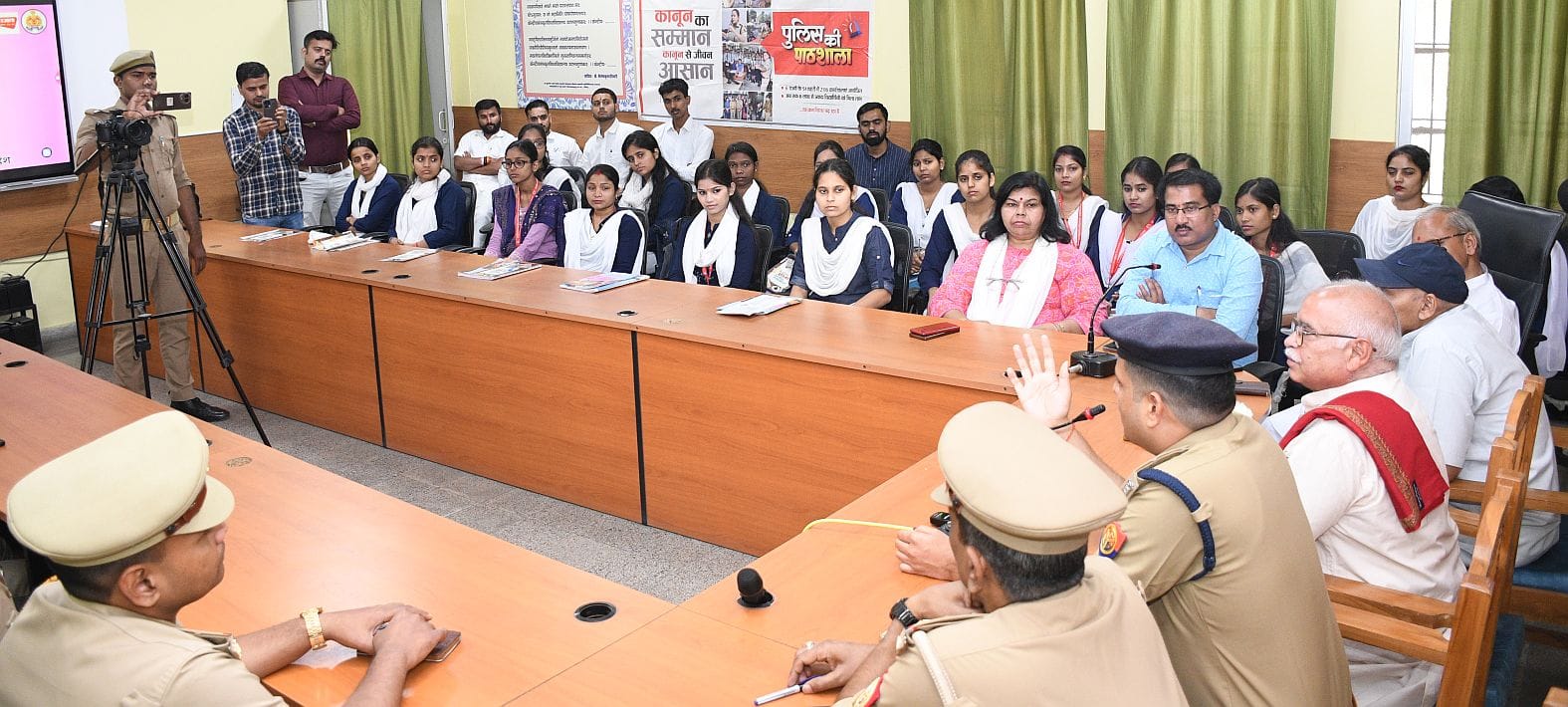 केंद्रीय संस्कृत विवि में सोमवार को पुलिस की पाठशाला लगी।