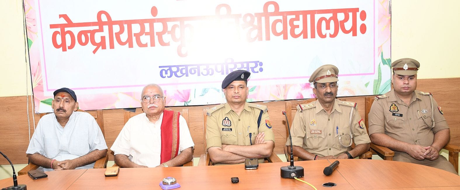 केंद्रीय संस्कृत विवि में सोमवार को पुलिस की पाठशाला लगी।