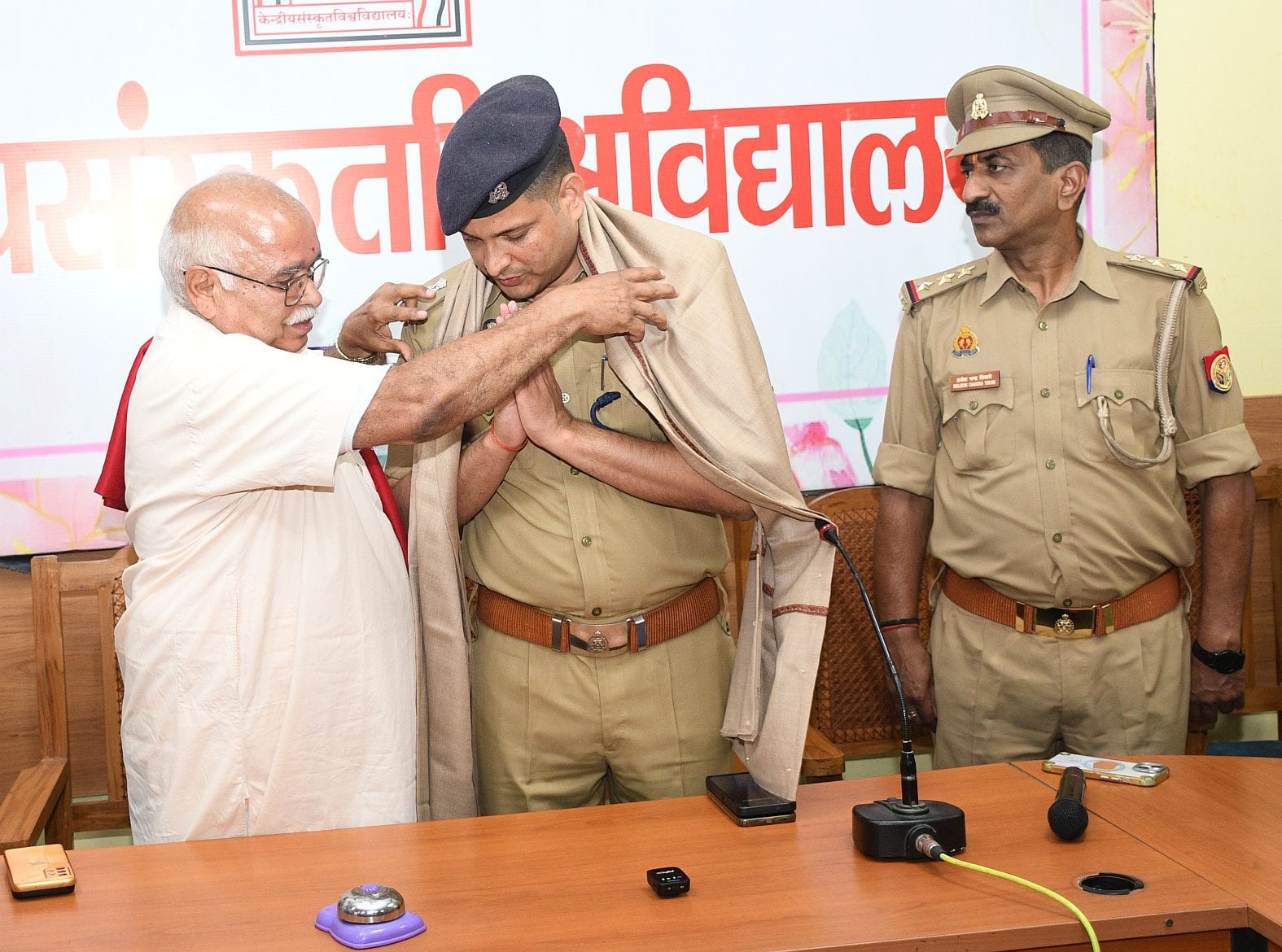 केंद्रीय संस्कृत विवि में सोमवार को पुलिस की पाठशाला लगी।
