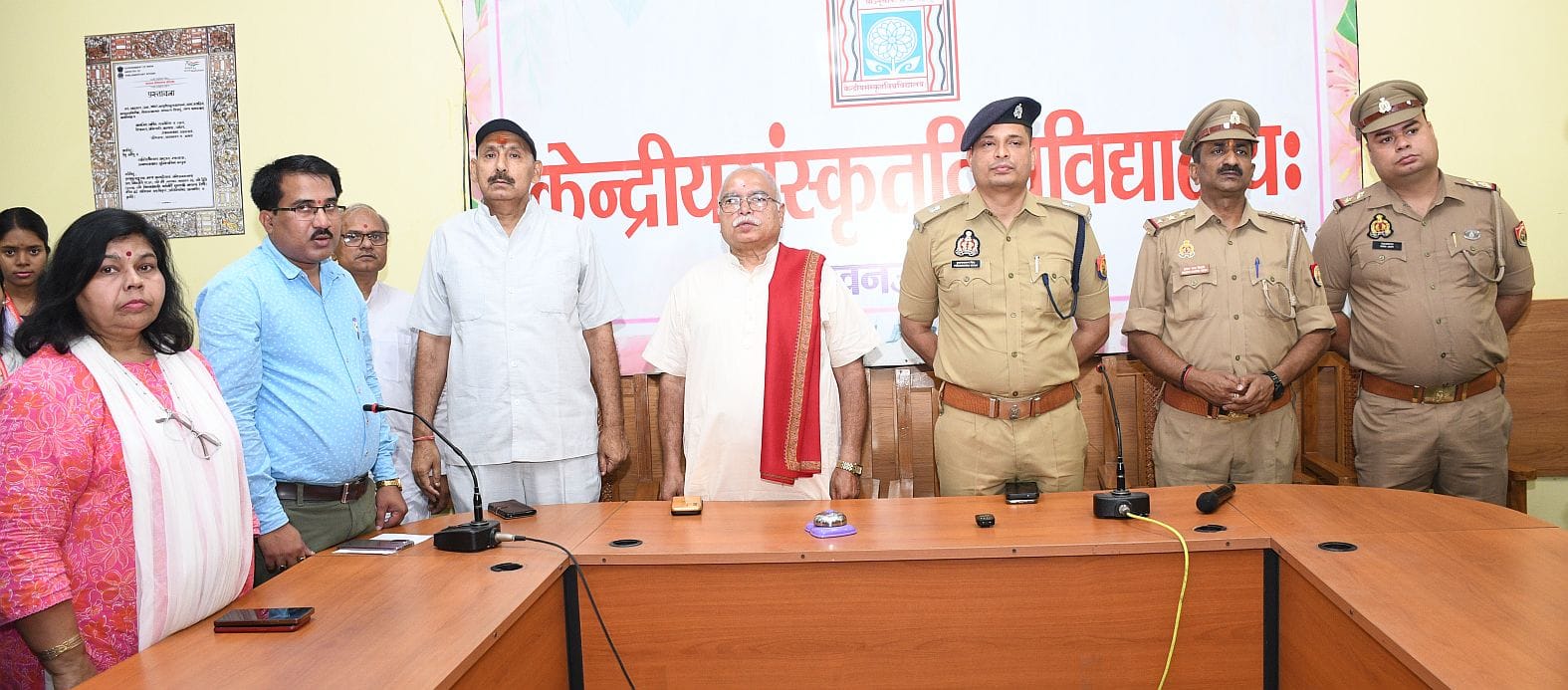 केंद्रीय संस्कृत विवि में सोमवार को पुलिस की पाठशाला लगी।