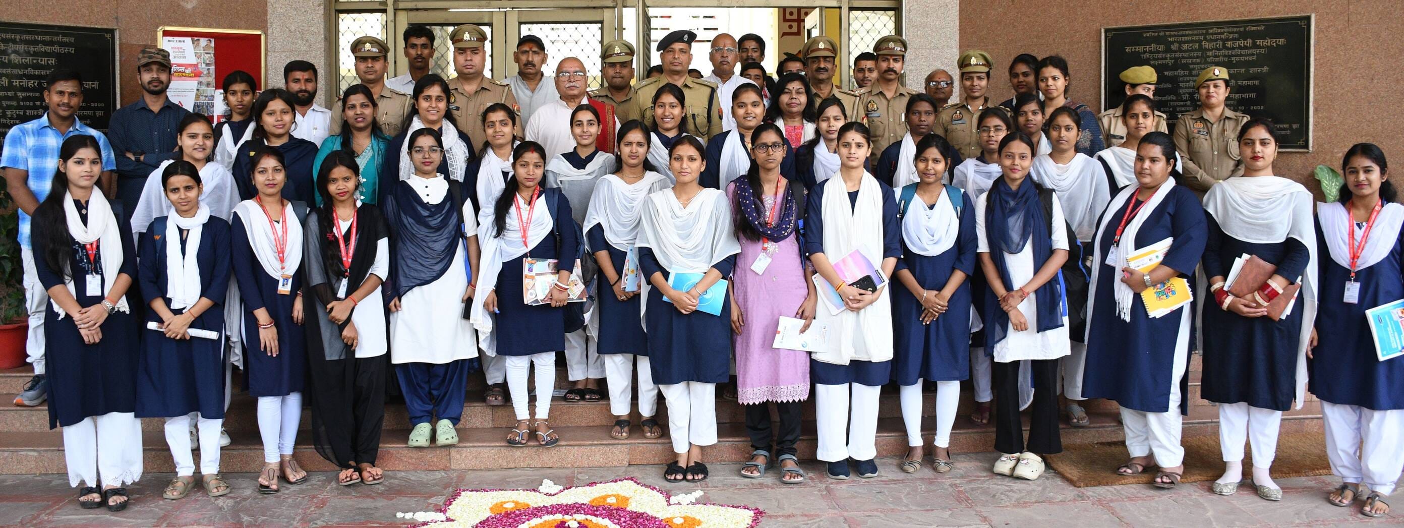 केंद्रीय संस्कृत विवि में सोमवार को पुलिस की पाठशाला लगी।