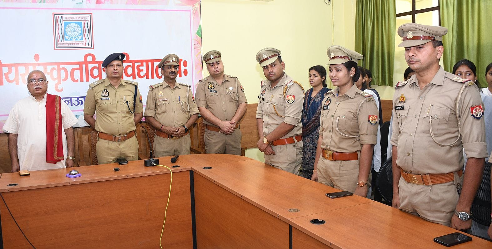 केंद्रीय संस्कृत विवि में सोमवार को पुलिस की पाठशाला लगी।