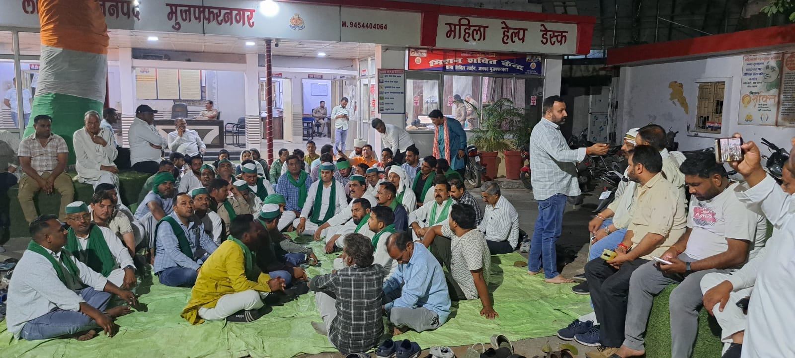 खतौली थाने में धरना देकर बैठे भाकियू टिकैत कार्यकर्ता। स्त्रोत स्वयं