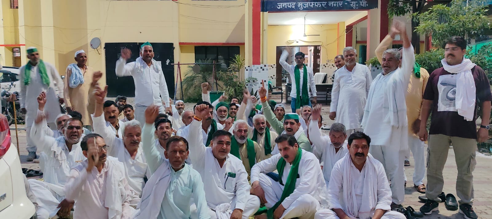 खतौली थाने में धरना देकर बैठे भाकियू टिकैत कार्यकर्ता। स्त्रोत स्वयं