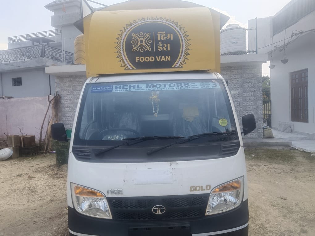 खाद्य सामग्री तैयार कर रही मीना ठाकुर व अन्य महिलाएं। संवाद