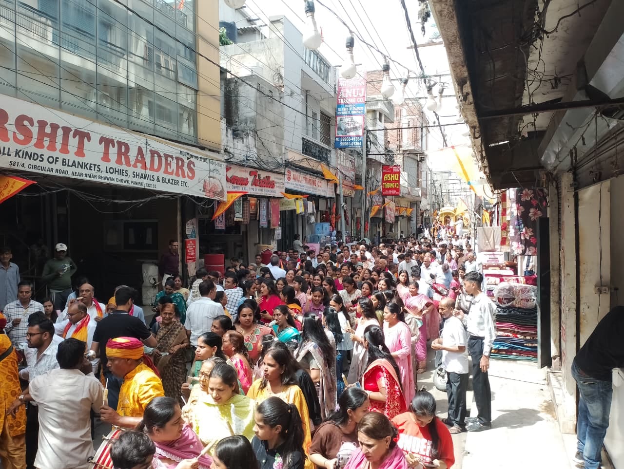 महावीर जन्मोत्सव पर पालकी यात्रा निकालते समाज के लोग। संवाद