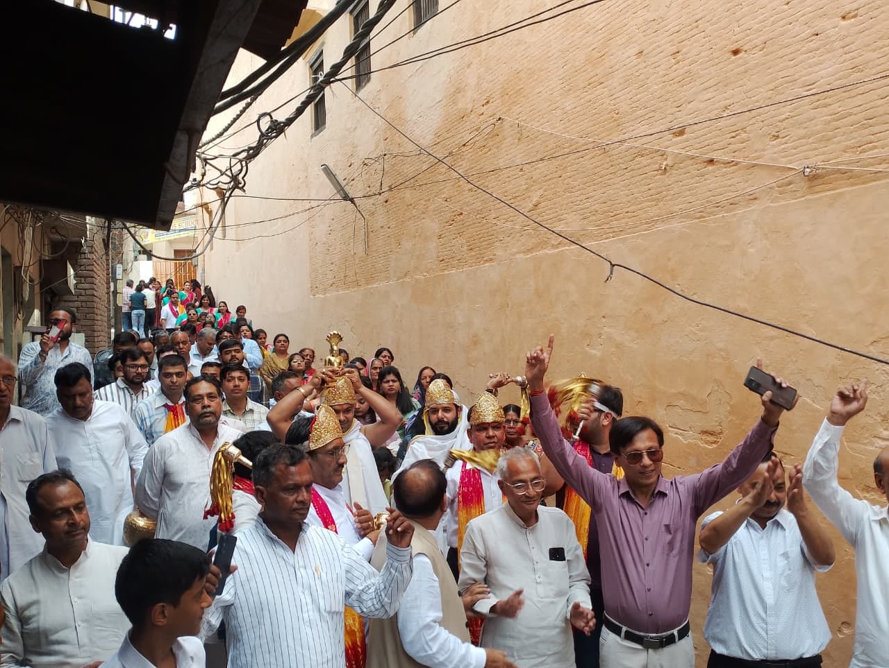 महावीर जन्मोत्सव पर पालकी यात्रा निकालते समाज के लोग। संवाद