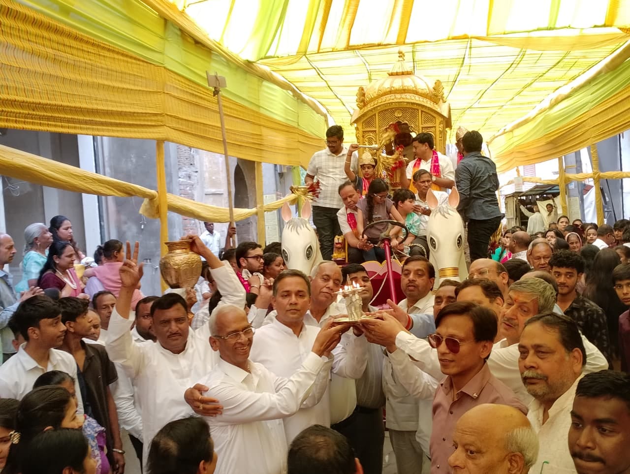 महावीर जन्मोत्सव पर पालकी यात्रा निकालते समाज के लोग। संवाद