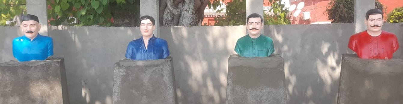 नगर निगम कार्यालय के बाहर पुतला फूंकते कांग्रेस कार्यकर्ता। स्रोत : पार्टी नगर निगम कार्यालय के बाहर पुतला फूंकते कांग्रेस कार्यकर्ता। स्रोत : पार्टी