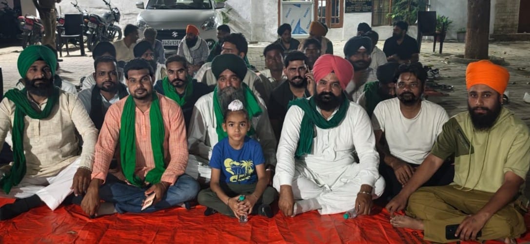 निघासन कोतवाली परिसर में धरने पर बैठे किसान। संवाद
