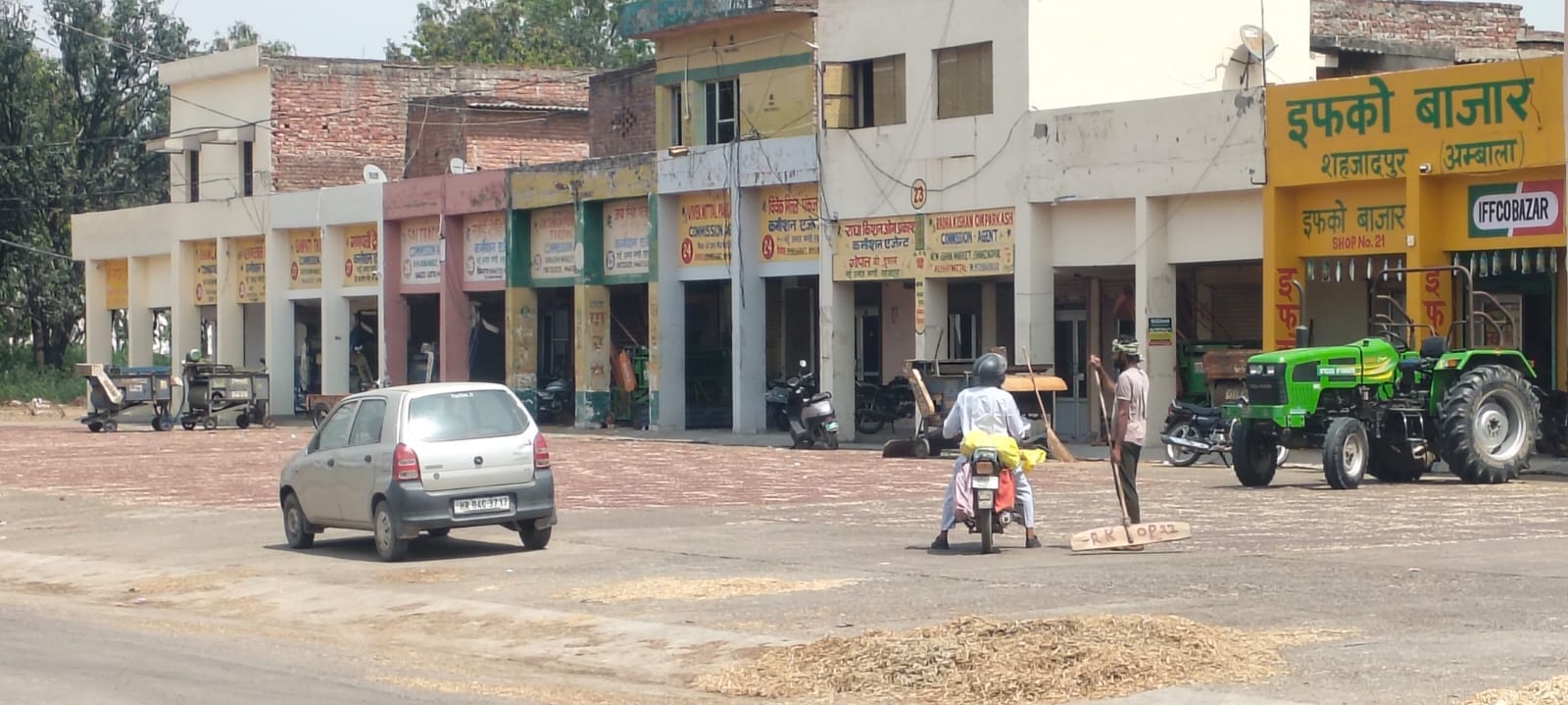 नायब तहसीलदार अमित वर्मा से बातचीत करते किसान। संवाद नायब तहसीलदार अमित वर्मा से बातचीत करते किसान। संवाद