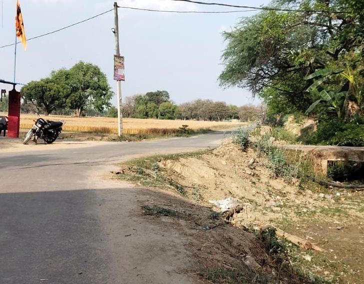 ओसा से बाजापुर मार्ग पर नहर कि पटरी बदहाल।  संवाद