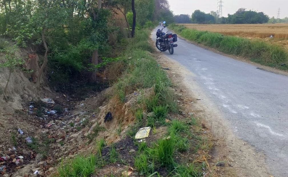 ओसा से बाजापुर मार्ग पर नहर कि पटरी बदहाल।  संवाद