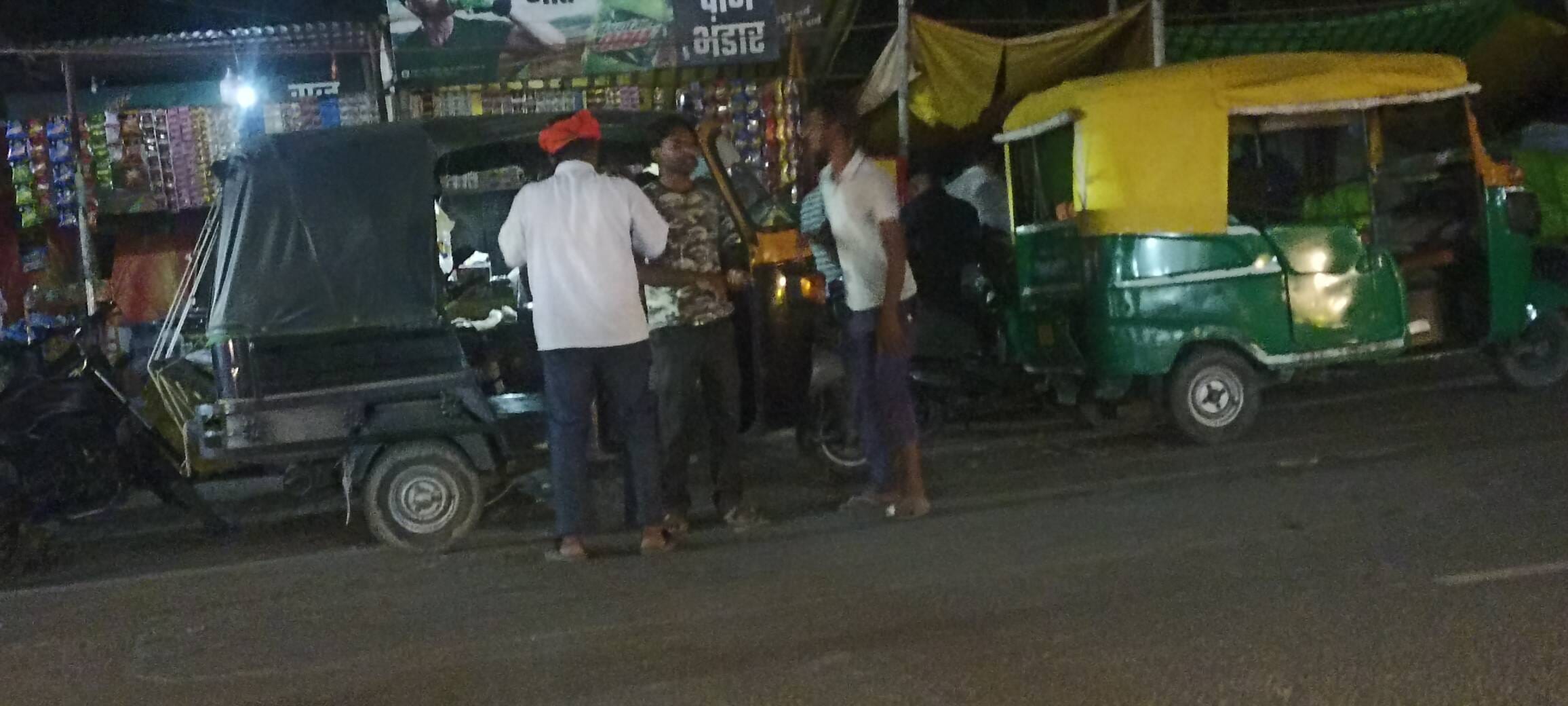 पडरौना शहर के सुभाष चौक सवारी भरते प्राईवेट बस चालक। संवाद