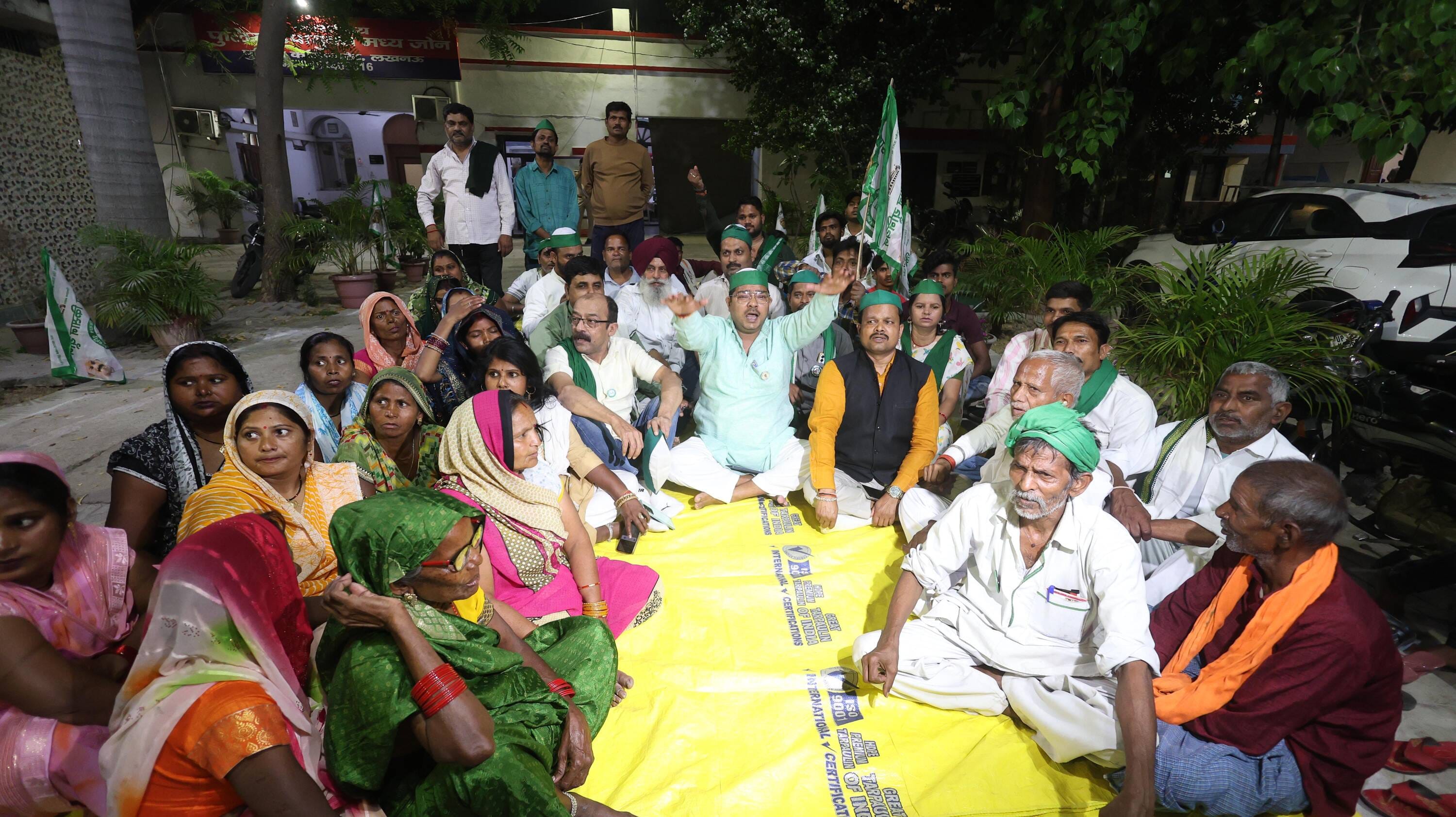 प्रदर्शन करते भाकियू टिकैत के पदाधिकारी।