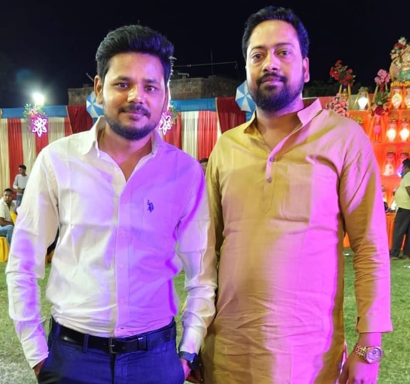 पीसीएस परीक्ष उत्तीर्ण करने के बाद निखिलेंद्र सिंह को मिठाई खिलाती मां निर्मला देवी, स्रोत सं