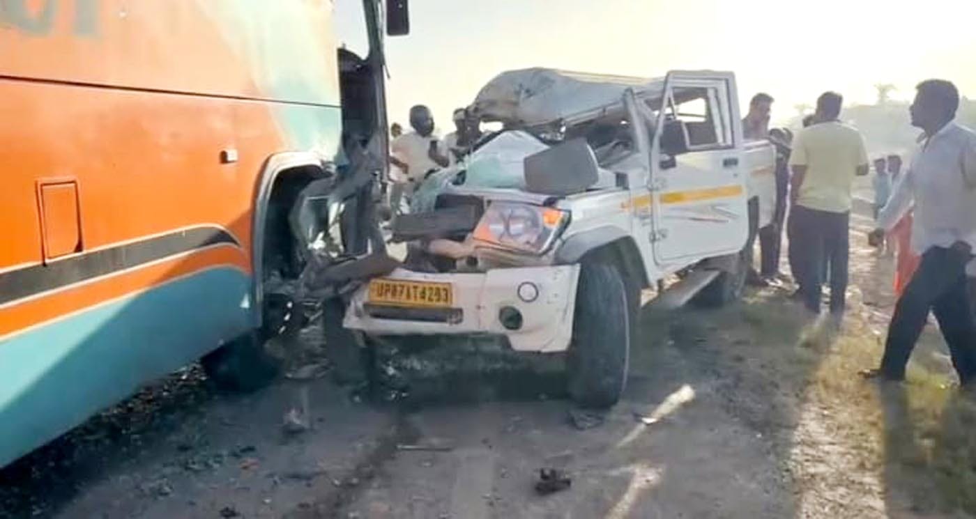 पोस्टमार्टम हाउस पर दुर्गेश के इकलौते बेटे का संभालते परिजन। संवाद पोस्टमार्टम हाउस पर दुर्गेश के इकलौते बेटे का संभालते परिजन। संवाद
