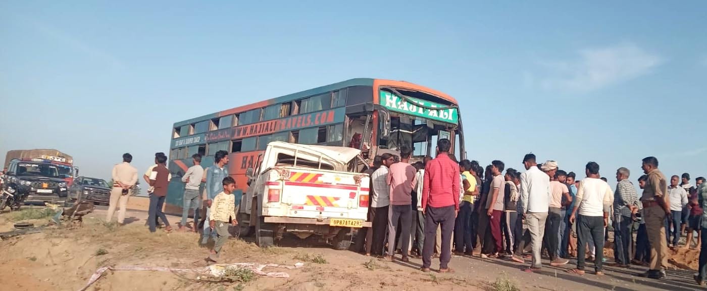 पोस्टमार्टम हाउस पर दुर्गेश के इकलौते बेटे का संभालते परिजन। संवाद पोस्टमार्टम हाउस पर दुर्गेश के इकलौते बेटे का संभालते परिजन। संवाद