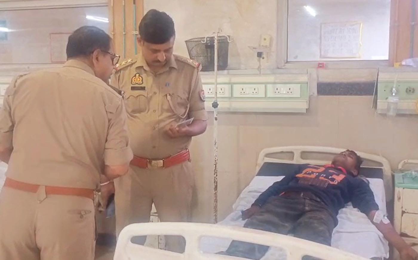 पोस्टमार्टम हाउस पर दुर्गेश के इकलौते बेटे का संभालते परिजन। संवाद पोस्टमार्टम हाउस पर दुर्गेश के इकलौते बेटे का संभालते परिजन। संवाद