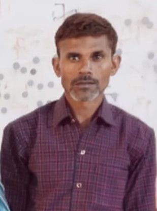 पोस्टमार्टम हाउस पर दुर्गेश के इकलौते बेटे का संभालते परिजन। संवाद पोस्टमार्टम हाउस पर दुर्गेश के इकलौते बेटे का संभालते परिजन। संवाद
