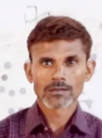 पोस्टमार्टम हाउस पर दुर्गेश के इकलौते बेटे का संभालते परिजन। संवाद पोस्टमार्टम हाउस पर दुर्गेश के इकलौते बेटे का संभालते परिजन। संवाद
