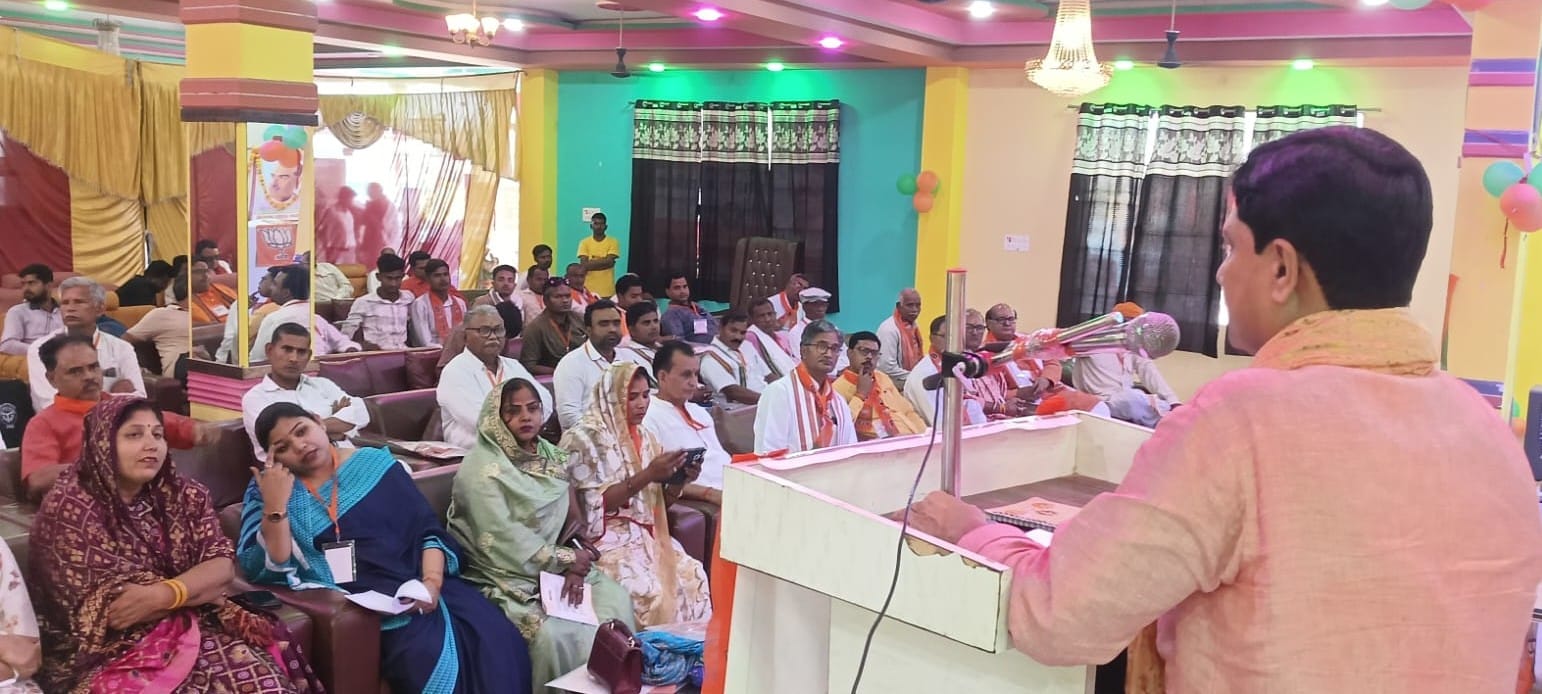 स्नातक कला में सर्वोच्च अंक पाने वाली स्वाती यादव को सम्मानित करते अतिथि। स्रोत-महाविद्यालय स्नातक कला में सर्वोच्च अंक पाने वाली स्वाती यादव को सम्मानित करते अतिथि। स्रोत-महाविद्यालय