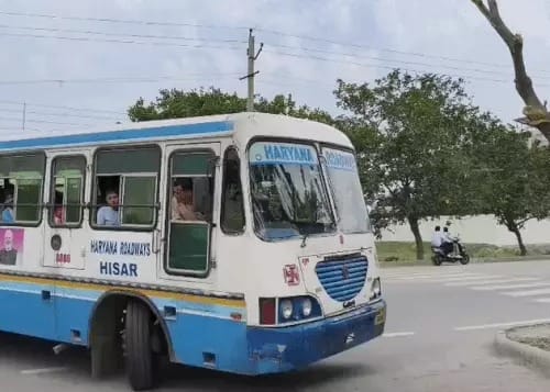 सिविल लाइन थाने में बस से युवक को उतारकर ले जाती पुलिस