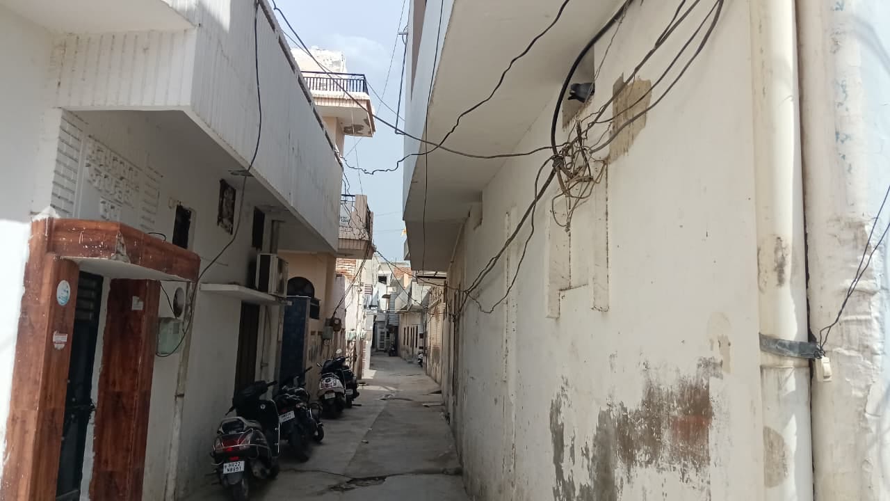 शहर के शिव चौक के नजदीक गोल कोठी वाली गली। संवाद