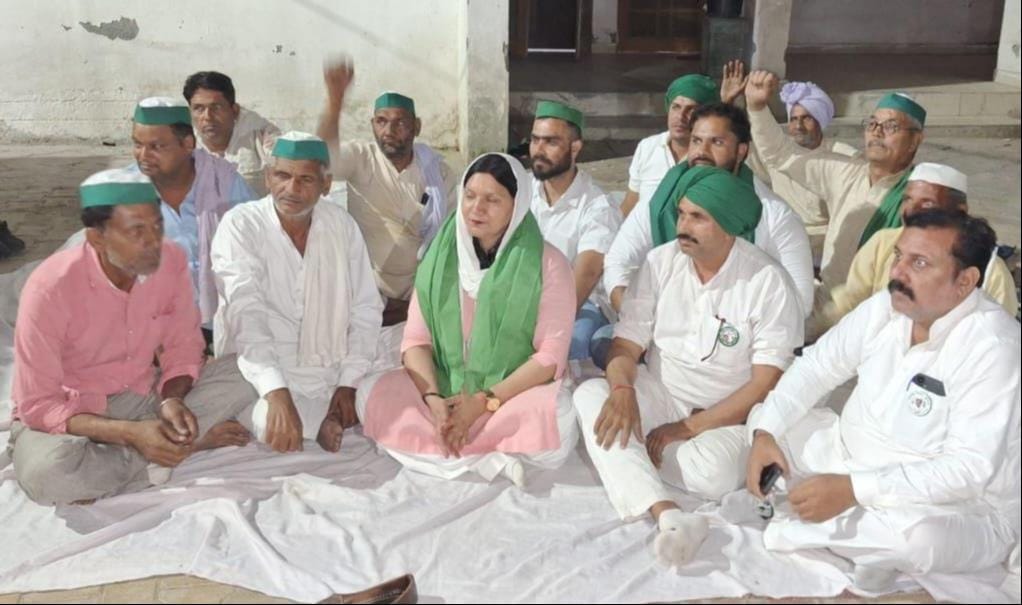 शामली कोतवाली में धरना प्रदर्शन कर भाकियू कार्यकर्ता । संवाद
