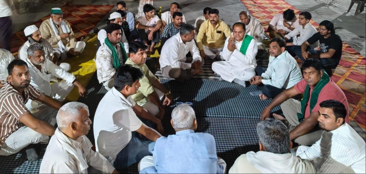 शामली कोतवाली में धरना प्रदर्शन कर भाकियू कार्यकर्ता । संवाद