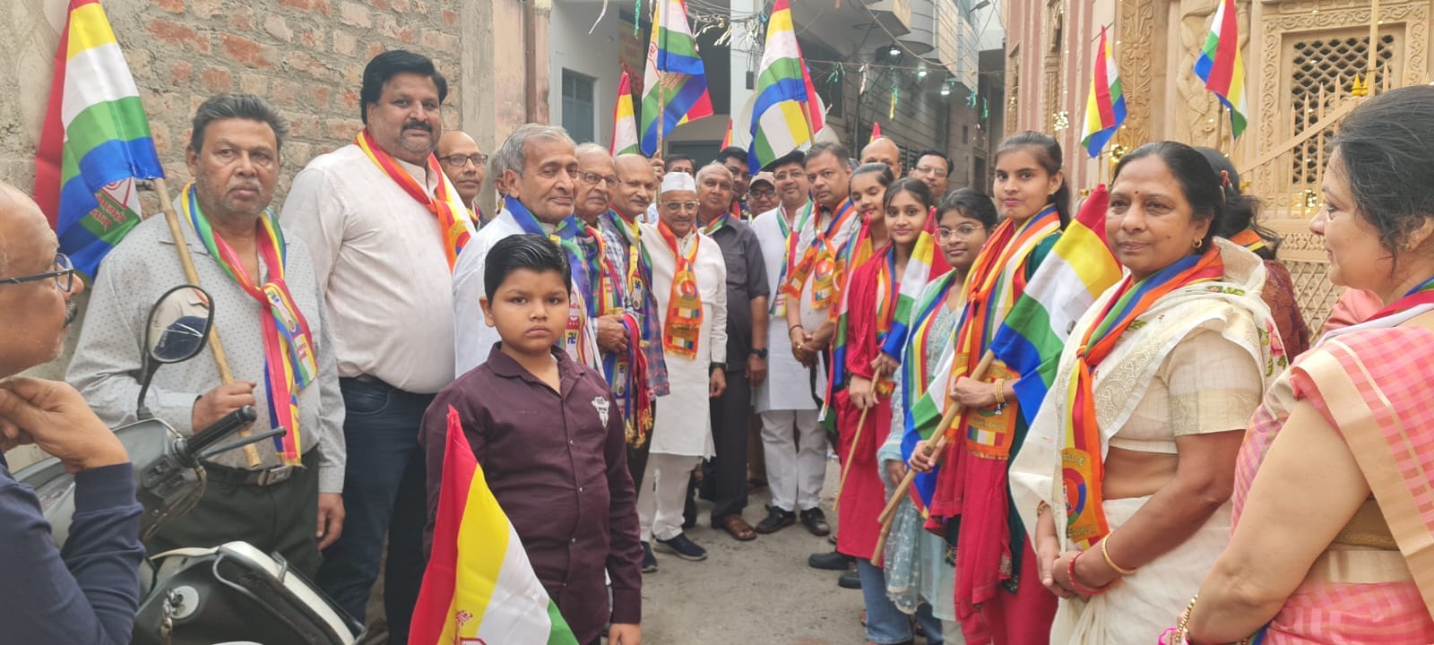 शामली में सुभाष चौक पर महावीर जयंती पर आयोजित भंडारे में प्रसाद का वितरण करते जैन समाज के लोग शामली में सुभाष चौक पर महावीर जयंती पर आयोजित भंडारे में प्रसाद का वितरण करते जैन समाज के लोग