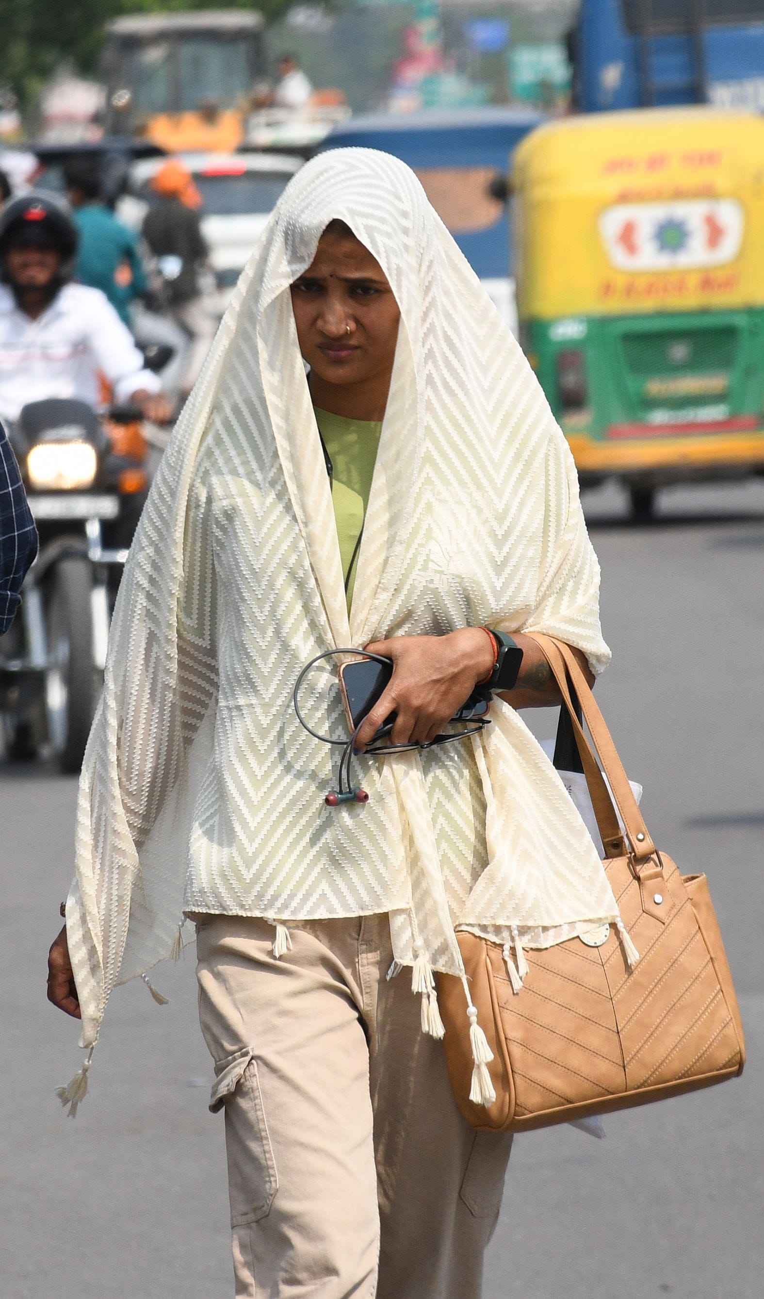 तेज धूप से परेशान लोग।